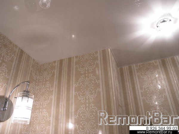 Натяжной потолок в ванной комнате, ремонт которой произведен мастером RemontBar/